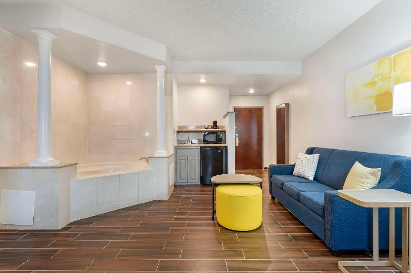 Comfort Suites East Brunswick - South River image