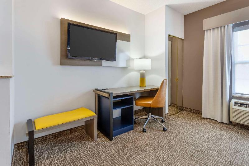 Comfort Suites East Brunswick - South River image