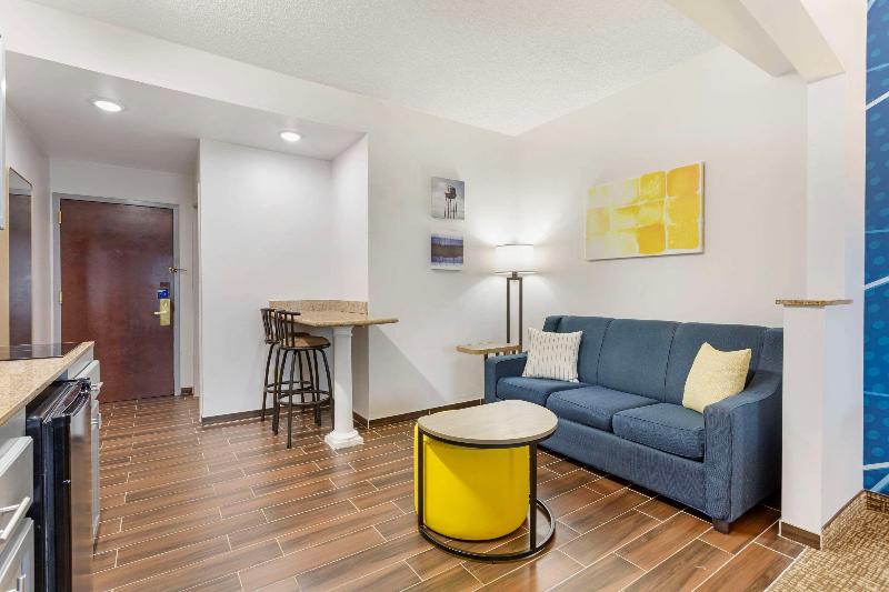 Comfort Suites East Brunswick - South River image