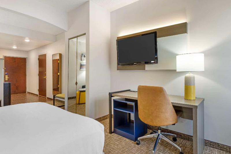 Comfort Suites East Brunswick - South River image