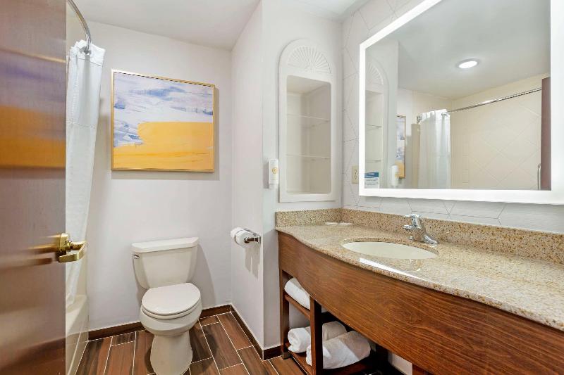 Comfort Suites East Brunswick - South River image