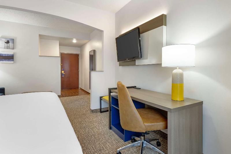 Comfort Suites East Brunswick - South River image