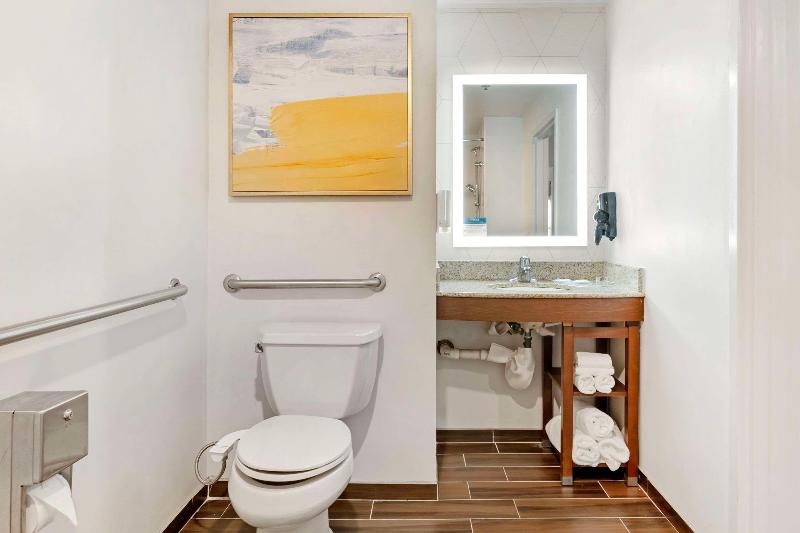 Comfort Suites East Brunswick - South River image