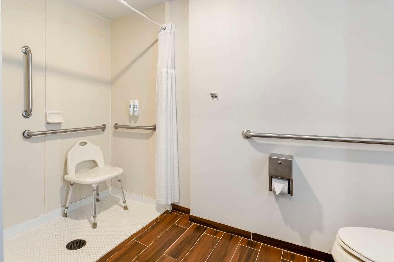 Comfort Suites East Brunswick - South River image