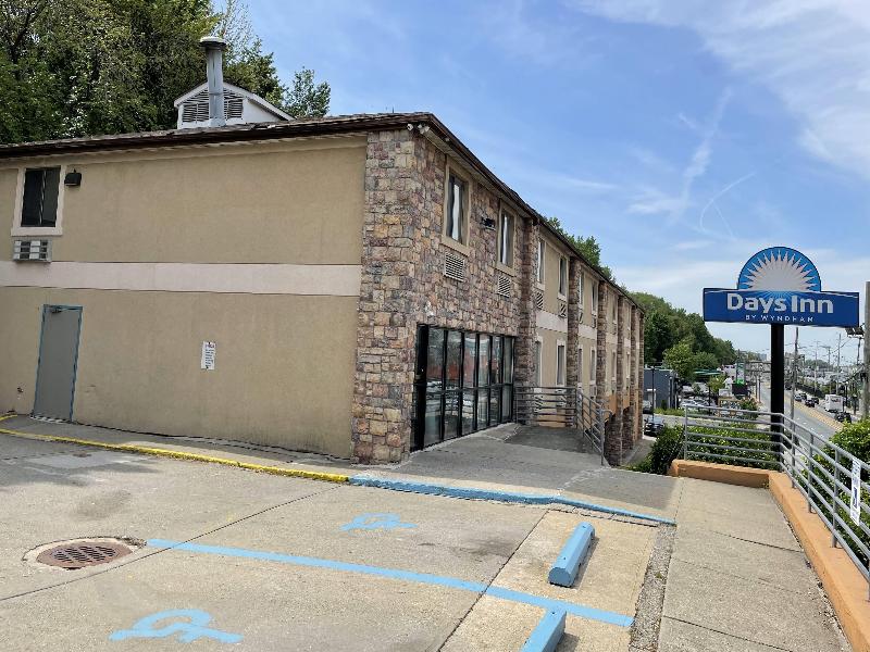 Days Inn By Wyndham Jersey City image