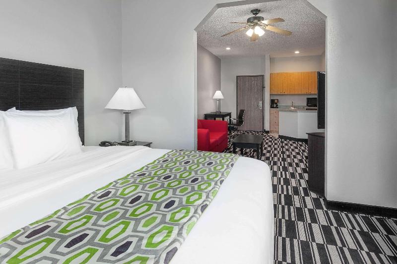 Hotel Days Inn & Suites by Wyndham Sulphur Springs