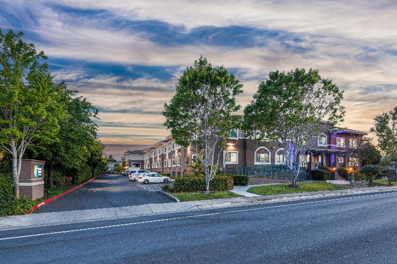 Holiday Inn Express and Suites Mountain View image