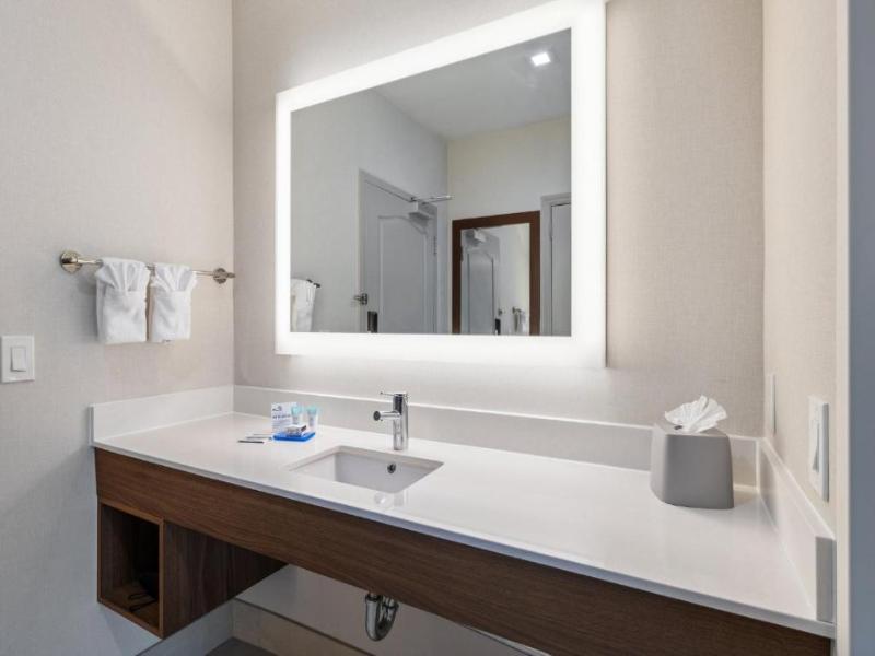 Holiday Inn Express and Suites Mountain View image