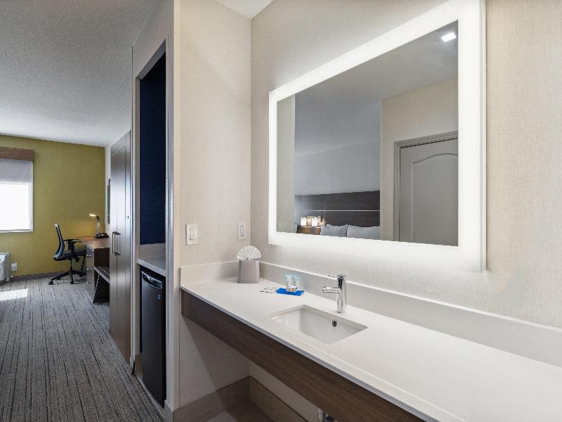 Holiday Inn Express and Suites Mountain View image