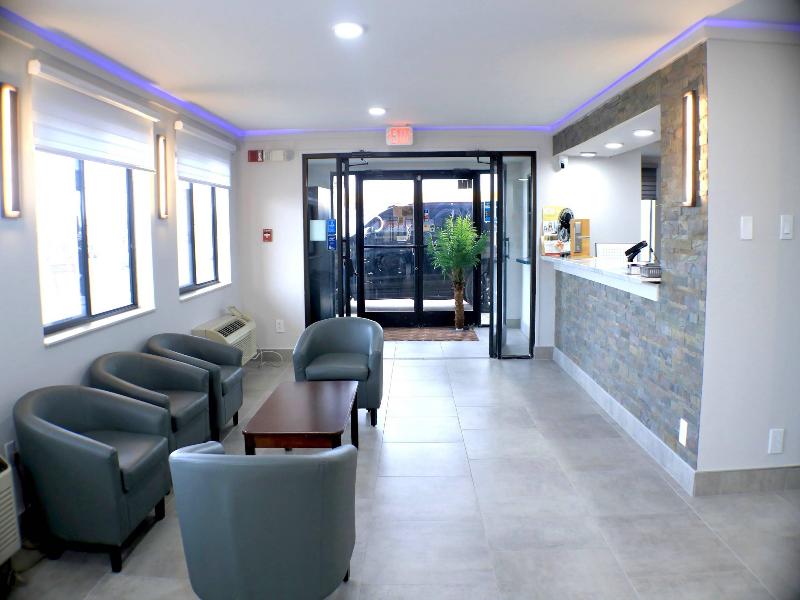 Econo Lodge Inn & Suites Southeast image