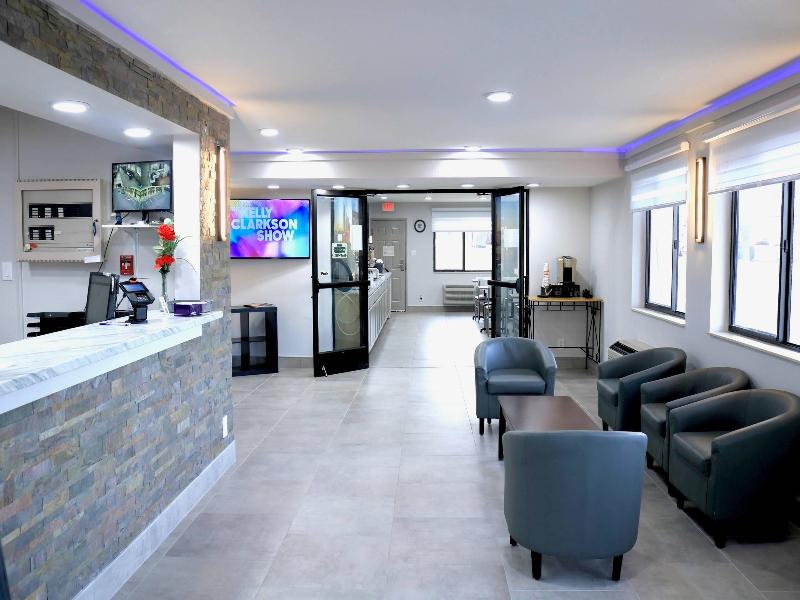 Econo Lodge Inn & Suites Southeast image