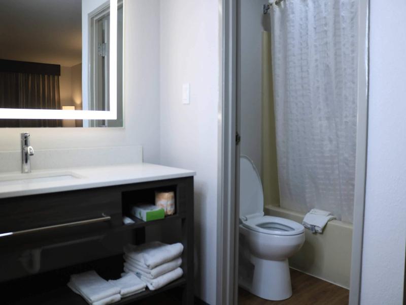 Econo Lodge Inn & Suites Southeast image