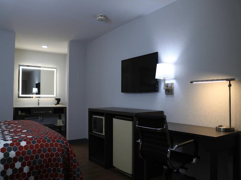 Econo Lodge Inn & Suites Southeast image