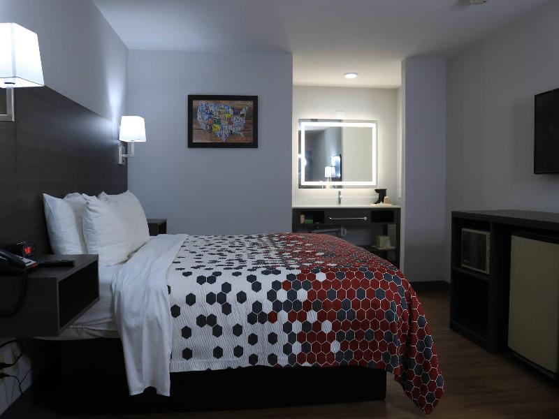 Econo Lodge Inn & Suites Southeast image