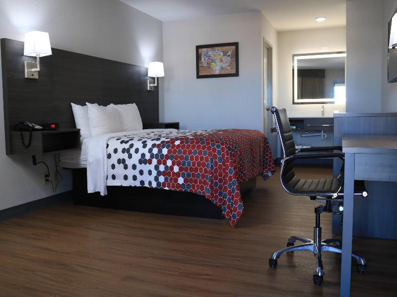 Econo Lodge Inn & Suites Southeast image
