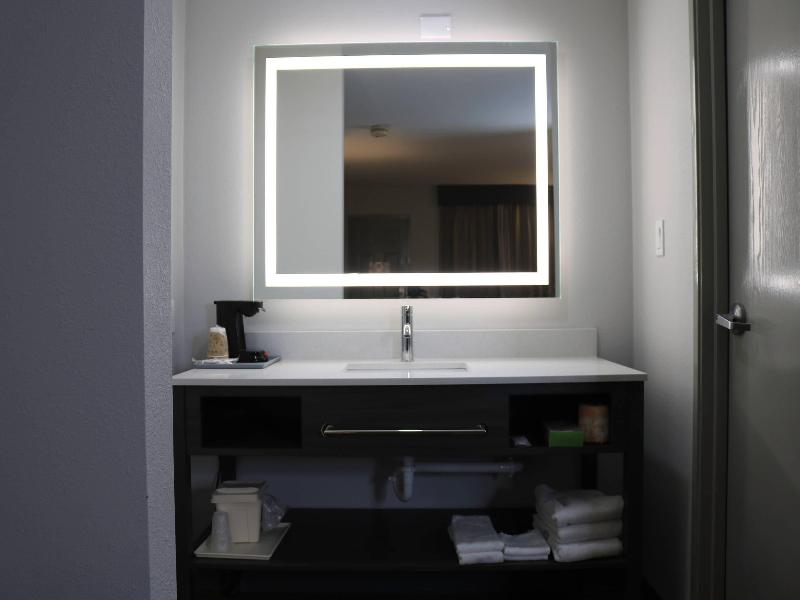 Econo Lodge Inn & Suites Southeast image