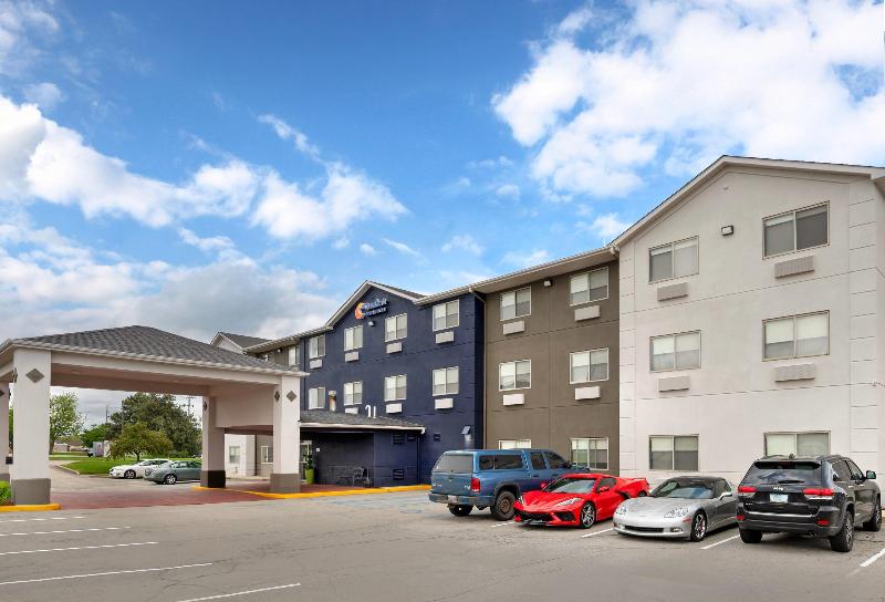 Comfort Inn & Suites North Greenfield image