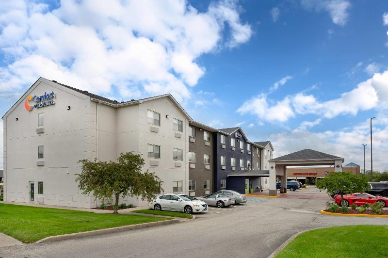 Comfort Inn & Suites North Greenfield image