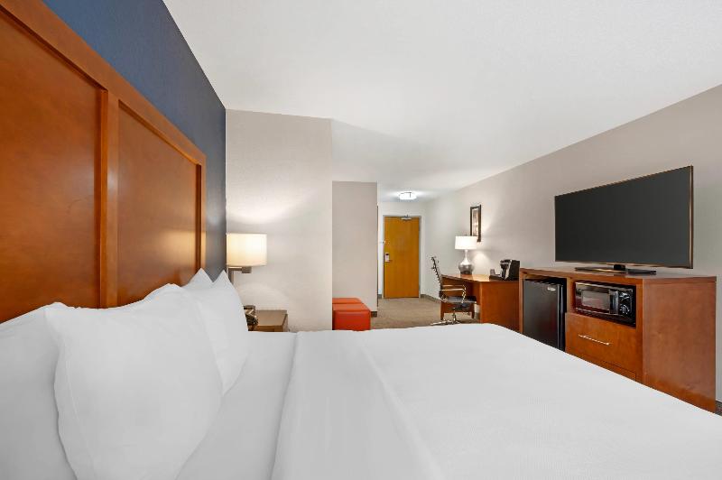 Comfort Inn & Suites North Greenfield image