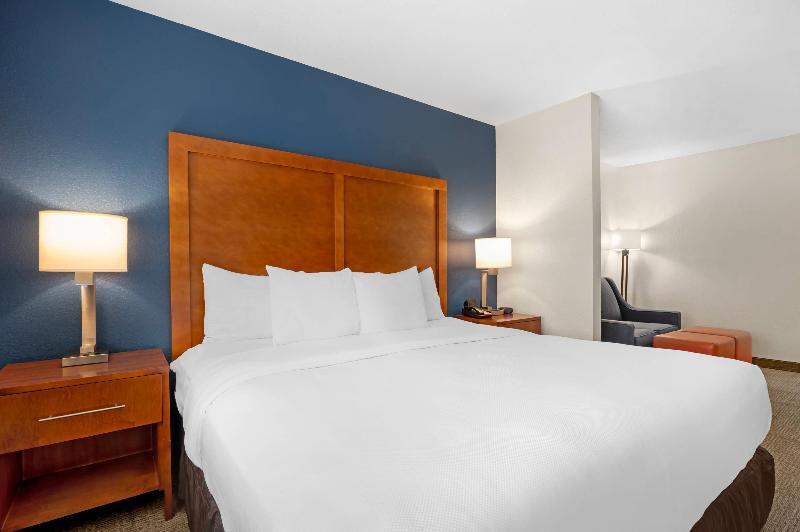 Comfort Inn & Suites North Greenfield image