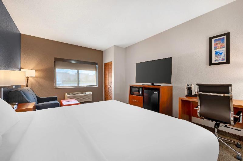 Comfort Inn & Suites North Greenfield image
