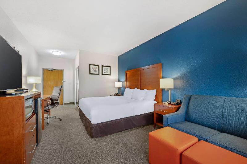 Comfort Inn & Suites North Greenfield image