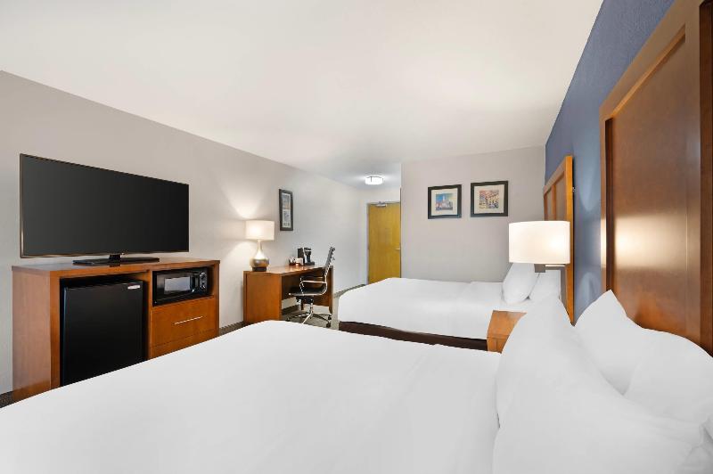Comfort Inn & Suites North Greenfield image