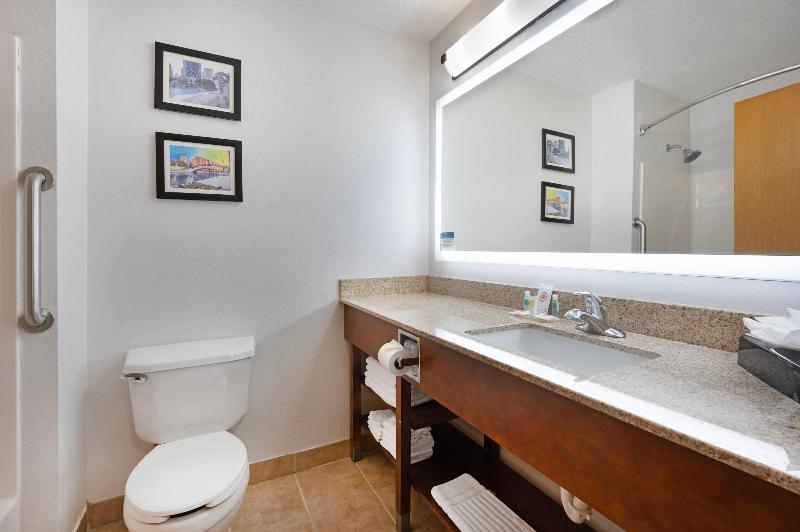 Comfort Inn & Suites North Greenfield image