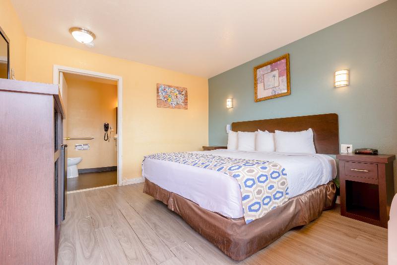 Econo Lodge Oceanside - Image 2