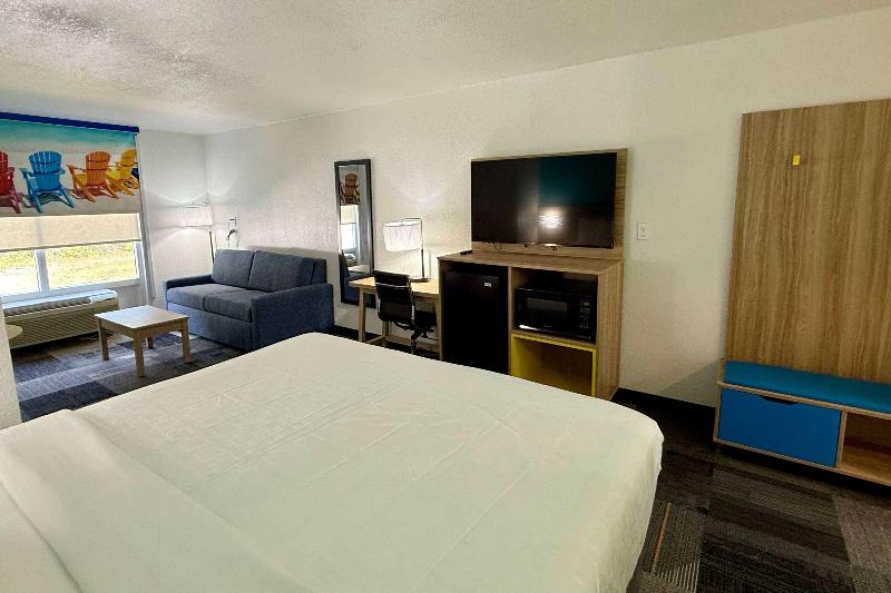 Days Inn By Wyndham Eglin Afb image