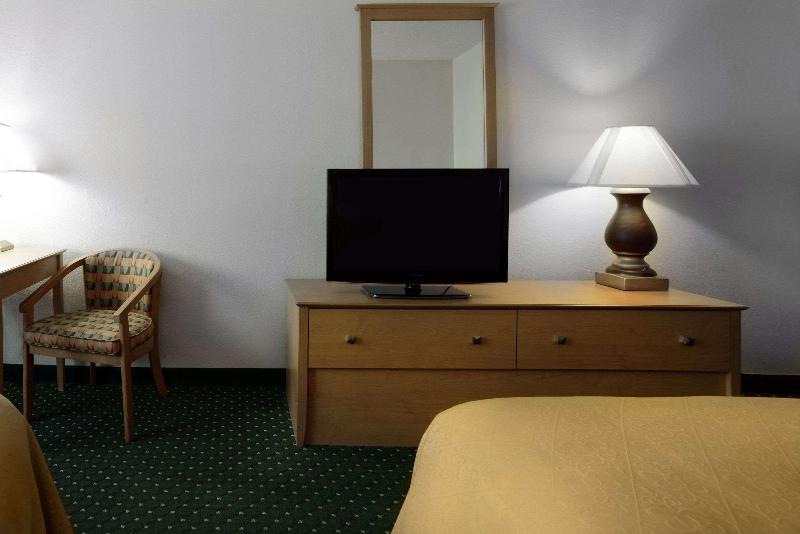 Quality Inn&Suites Springfield Southwest Near I-72 image