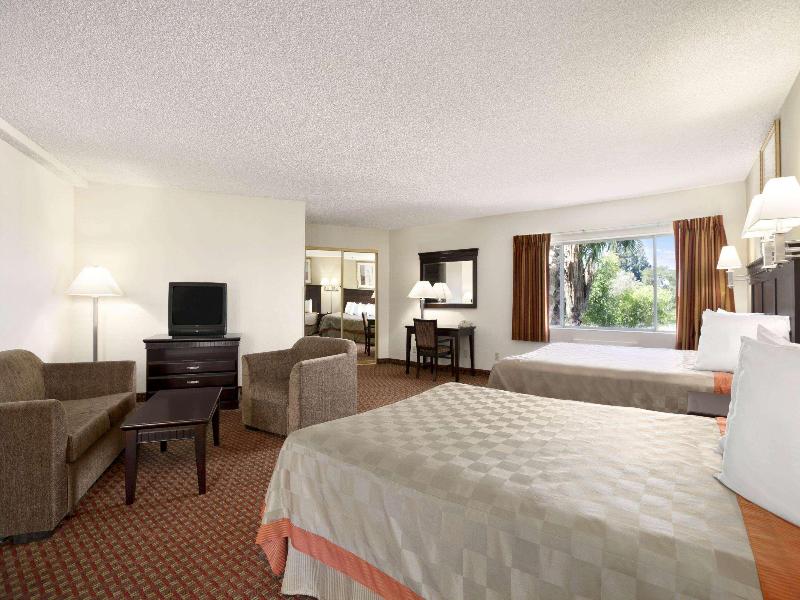Days Inn & Suites by Wyndham Rancho Cordova image