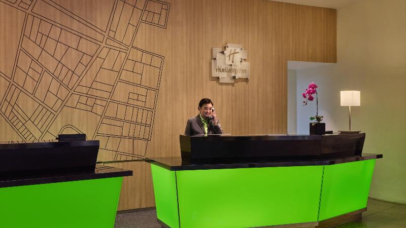Stay in style at Holiday Inn Singapore Atrium