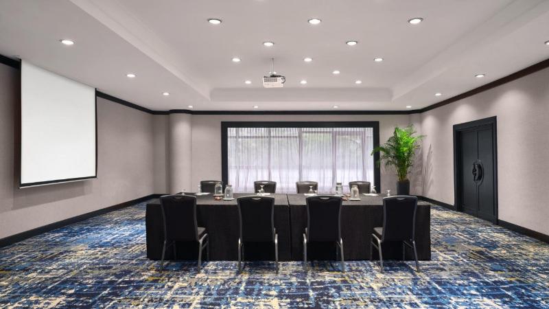 Stay in style at Holiday Inn Singapore Atrium