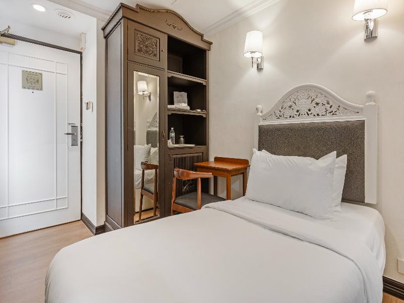iNN at Temple St by Q Loft Newly Renovated image