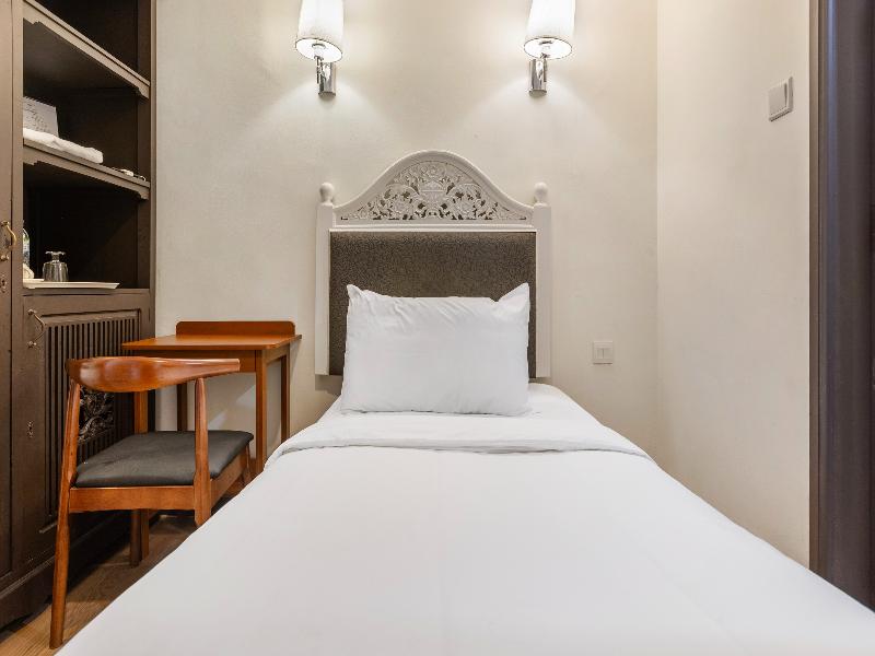 iNN at Temple St by Q Loft Newly Renovated image