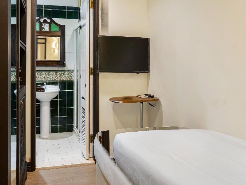 iNN at Temple St by Q Loft Newly Renovated image