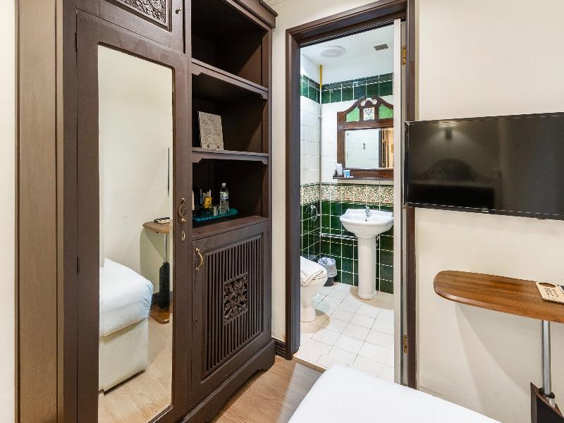 iNN at Temple St by Q Loft Newly Renovated image