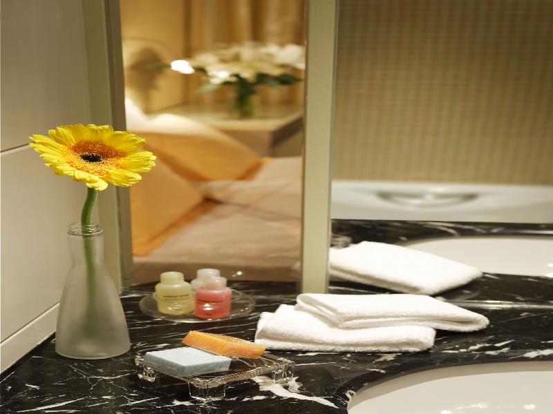 Cosmo Hotel Hong Kong by Dorsett Hotels image