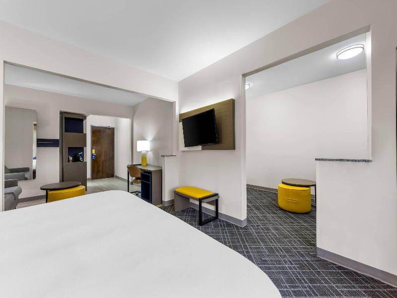 Comfort Suites (London) image