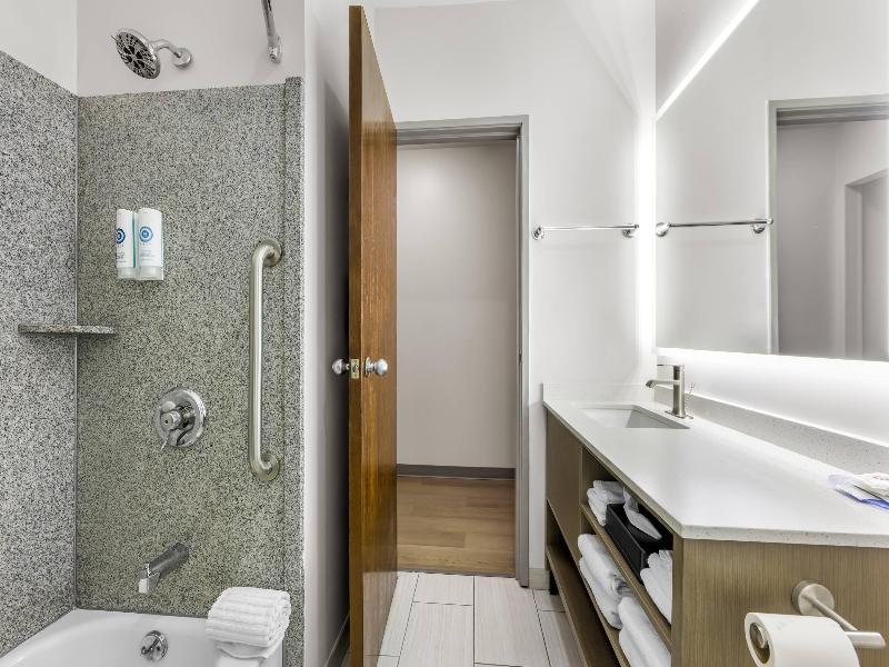 Comfort Suites (London) image