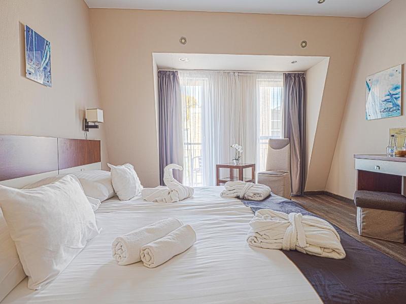 Holiday Beach Wellness Hotel with Sauna Park image