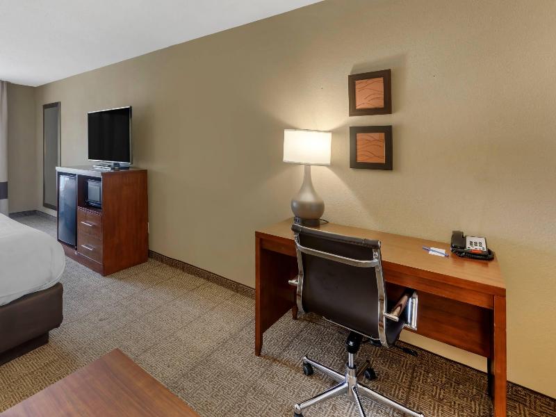 Comfort Inn & Suites Peachtree Corners image