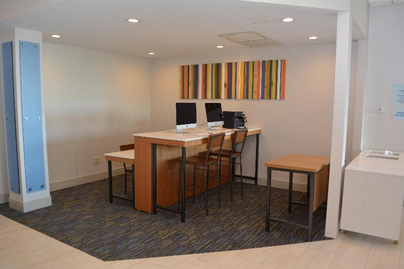 Holiday Inn Express & Suites Waterville - North