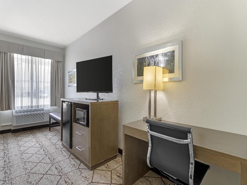BEST WESTERN PLUS North Houston Inn & Suites image