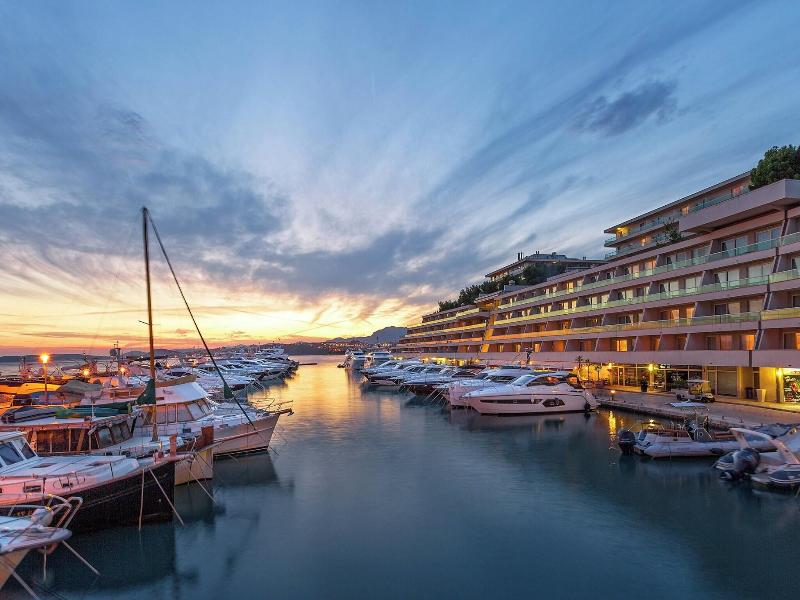 Le Meridien Lav Split image