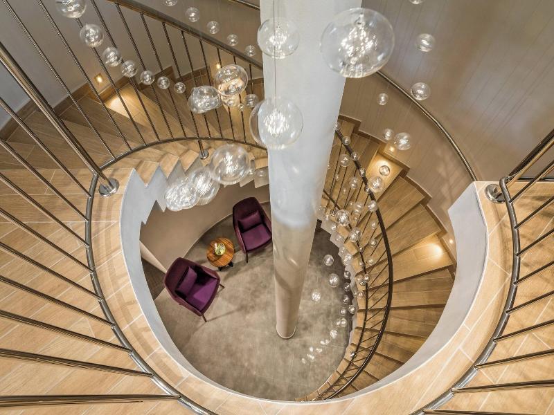 Le Meridien Lav Split image
