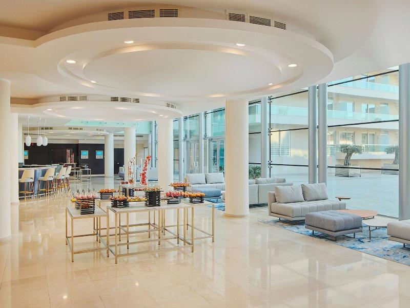 Le Meridien Lav Split image