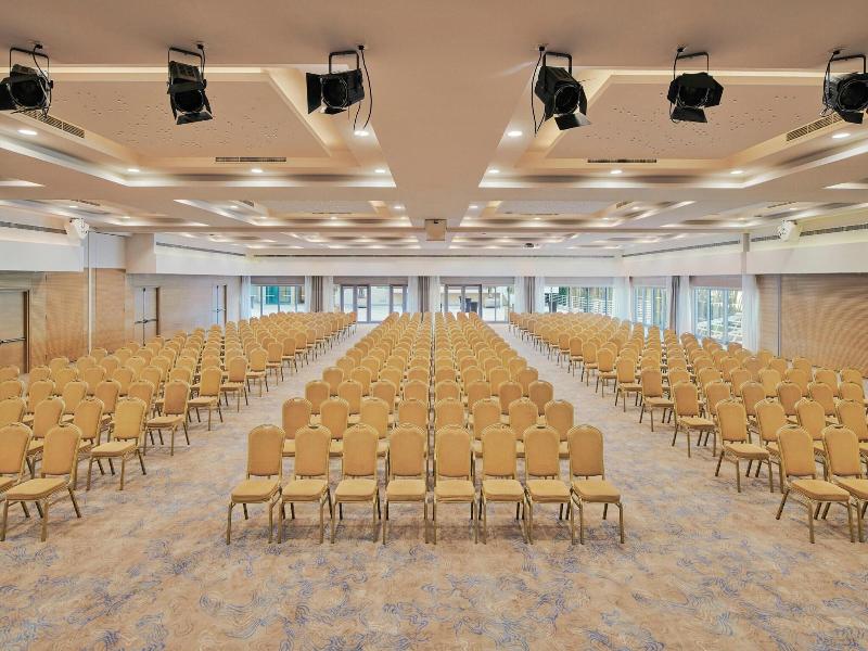 Le Meridien Lav Split image