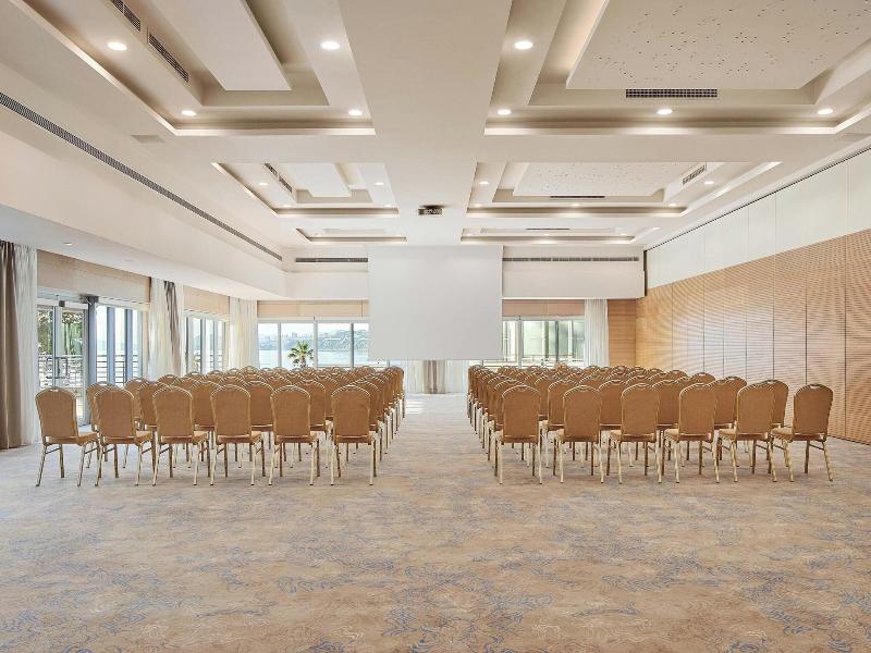 Le Meridien Lav Split image